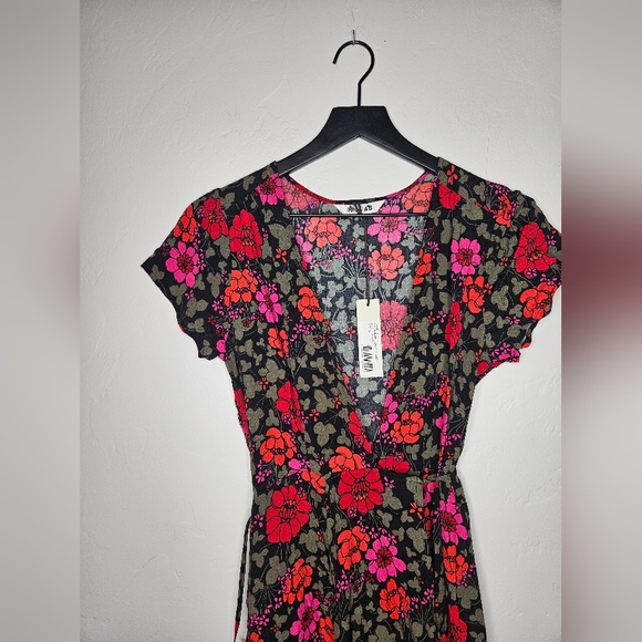 Rollas Cleo Rambling Floral Wrap Dress in Small NWT - Picture 4 of 7